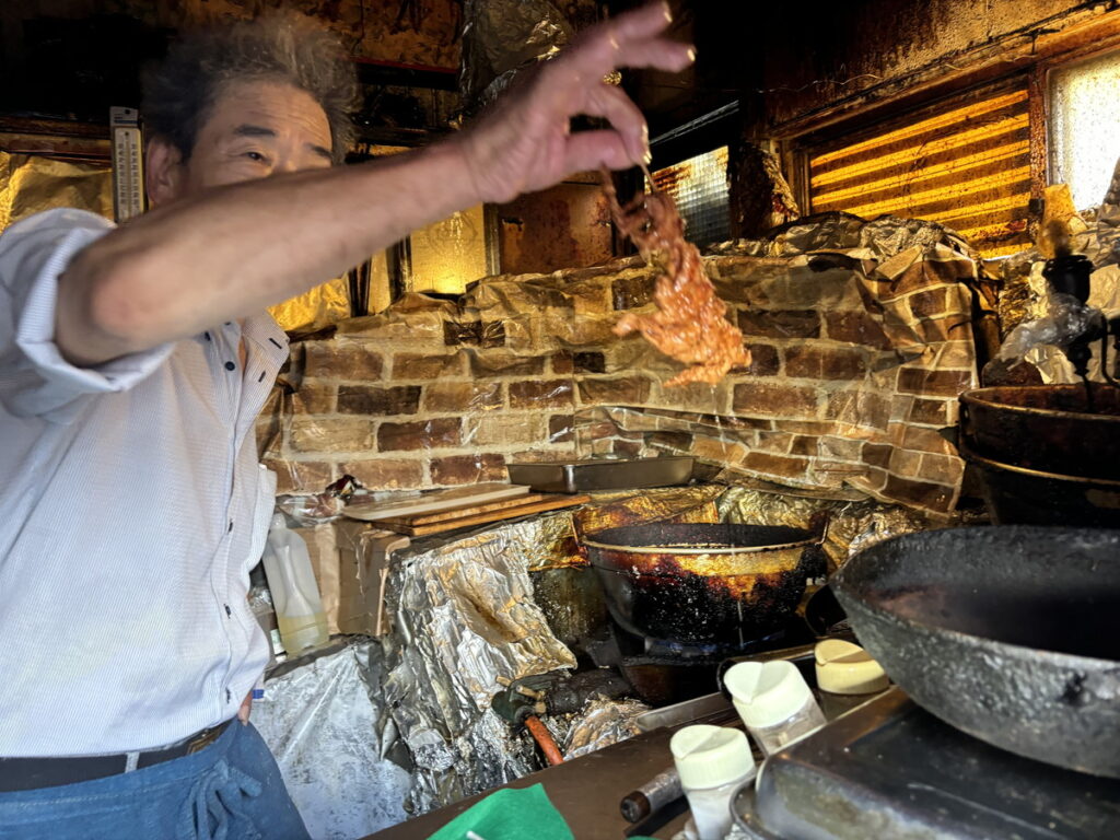 昇龍軒　唐揚げ専門店　おもウマい店　素手で揚げる唐揚げ　店主の癖がすごい　面白いお店　シュール　唐揚げ　鳥取唐揚げ　大阪関西　