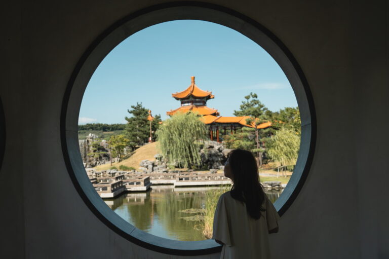 【燕趙園】SNSで注目、丸窓からのぞくカラフルな景色が素敵な中国庭園