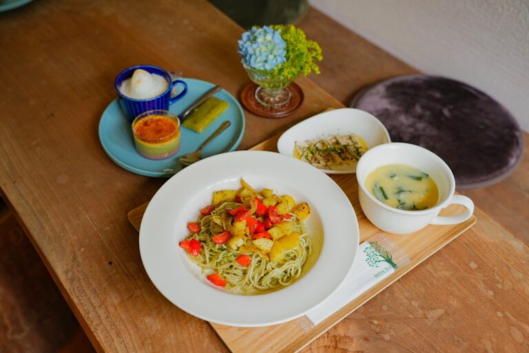 土日限定の山の中で見つけた小さなカフェ。自家栽培よもぎを使ったグルテンフリーのパスタとスイーツ