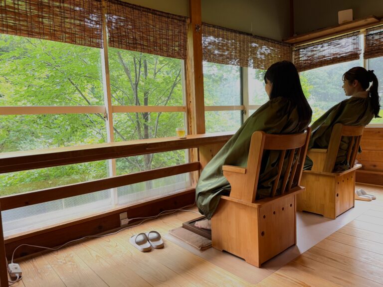森の中で体験する「よもぎ蒸し」。非日常を味わいながら、たっぷりのスチームで心も体も元気に！｜鳥取県若桜町