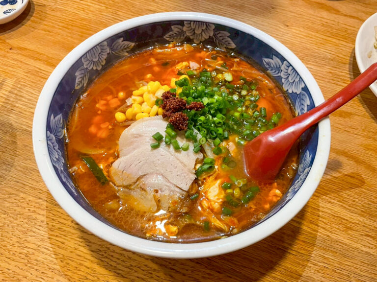 地元民に長年愛されるラーメン店！夏にイチオシ、真っ赤な旨辛「地獄ラーメン」