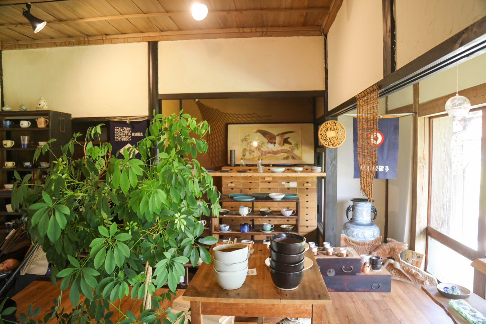 実家を丸ごと改装した古民家カフェ。自然と器、おいしいご飯を楽しむ