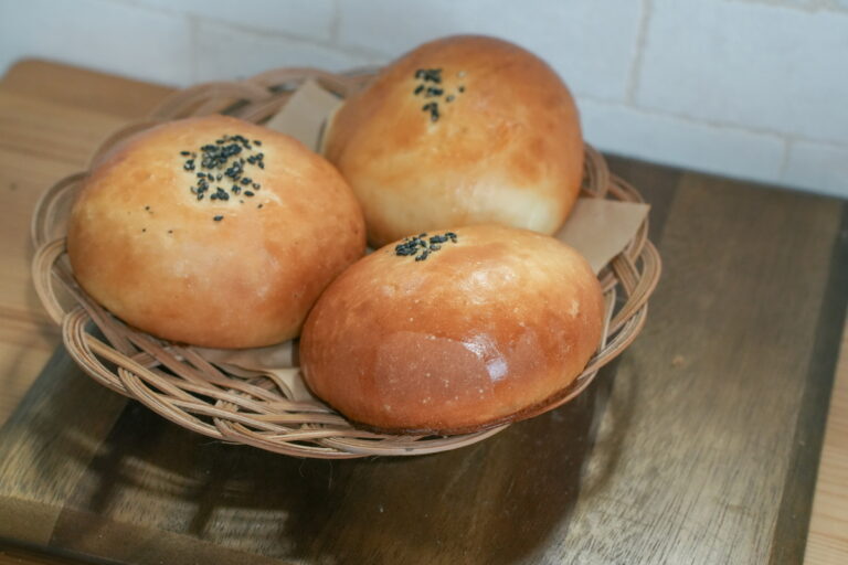 パン好き店主の「好きなパン」をお届け。毎日食べたくなる優しいパンが並ぶ、港町の小さなパン屋さん