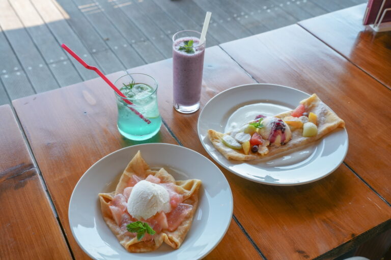 湖に飛び出したように建つ絶景カフェ。フルーツたっぷりのクレープと一緒にのんびりカフェ時間を