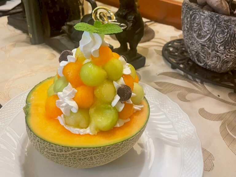 季節限定、メロン半玉を使った贅沢パフェ！アンティーク調の内装が素敵な人気カフェ